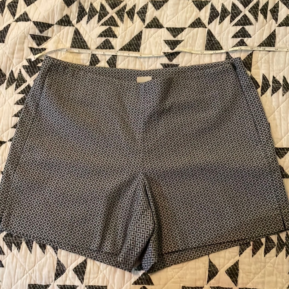 4 for $10 Ecru Size 8/10 Grey Diamond Pattern 4.5” inseam shortS